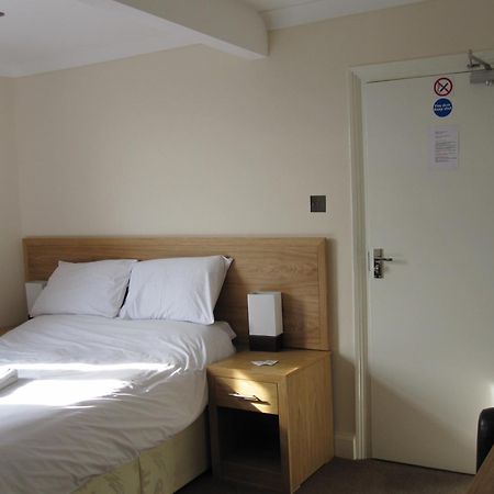 Clifton Lodge Hotel Хай Уикъмб Екстериор снимка