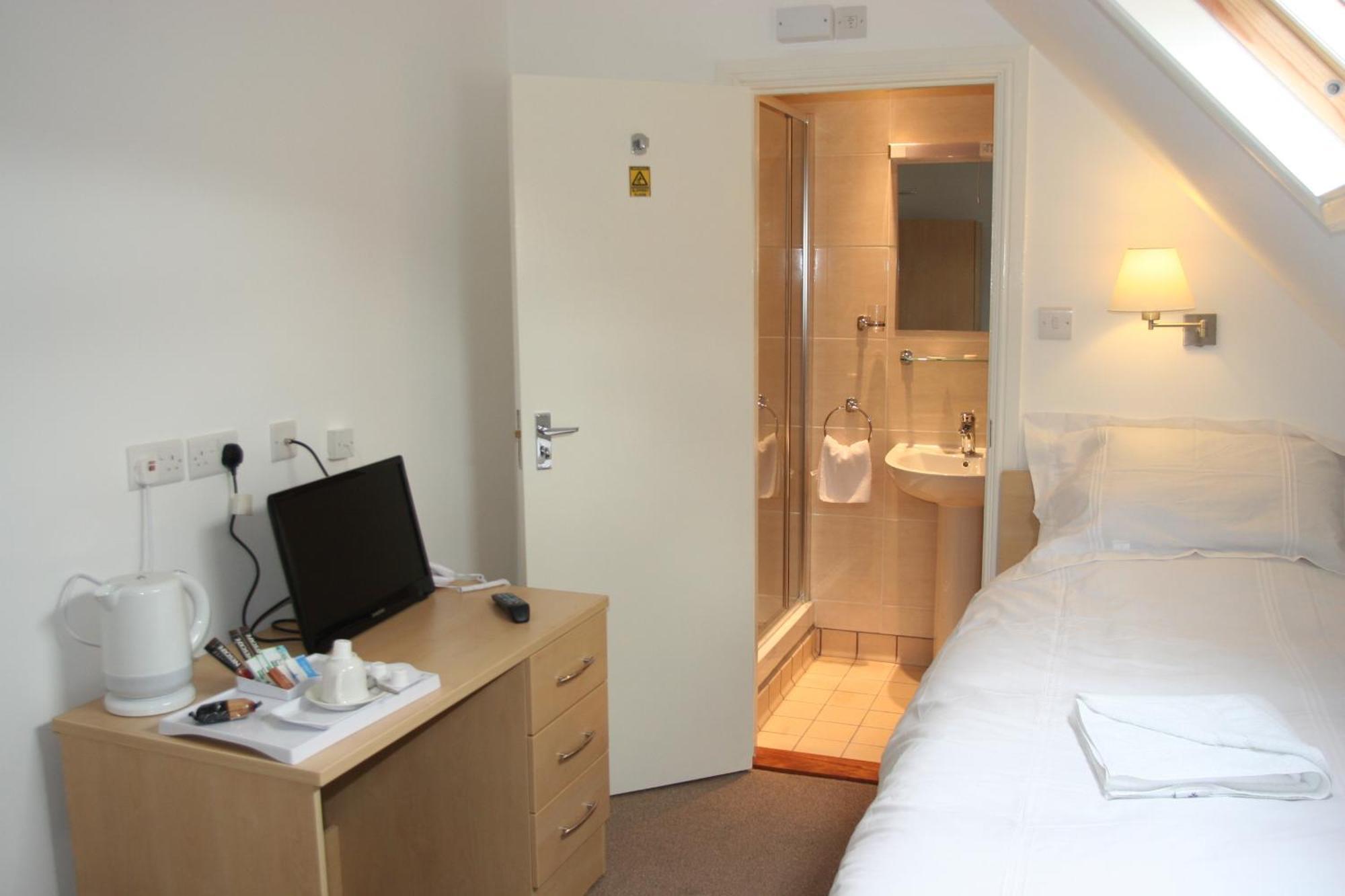 Clifton Lodge Hotel Хай Уикъмб Екстериор снимка